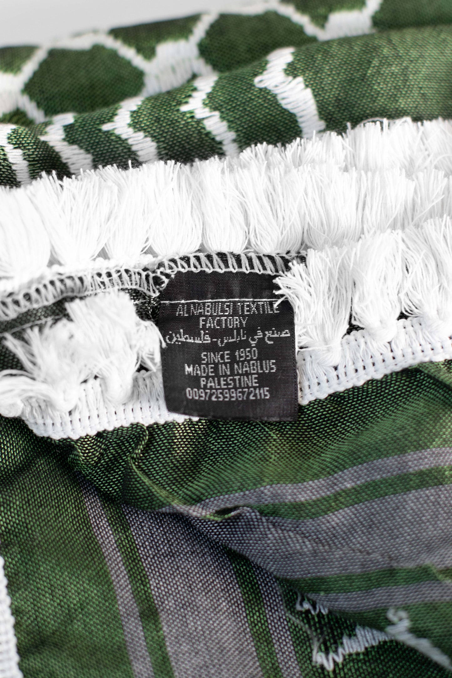 Traditionelles Palästina Tuch,
Authentischen Hirbawi Schal online kaufen Deutschland,
Original Palästina Tuch handgemacht in Hebron