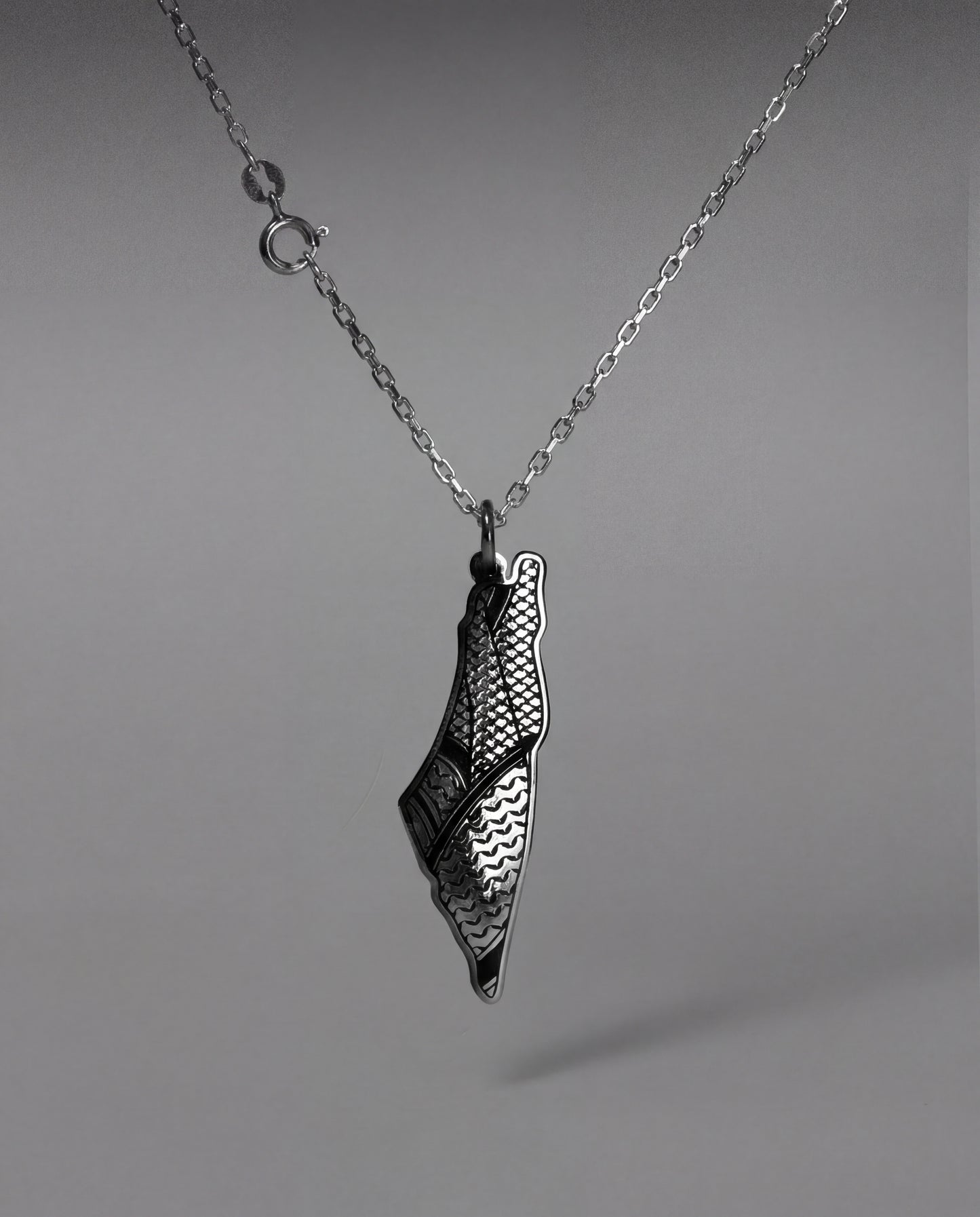 KUFIYA MAP NECKLACE